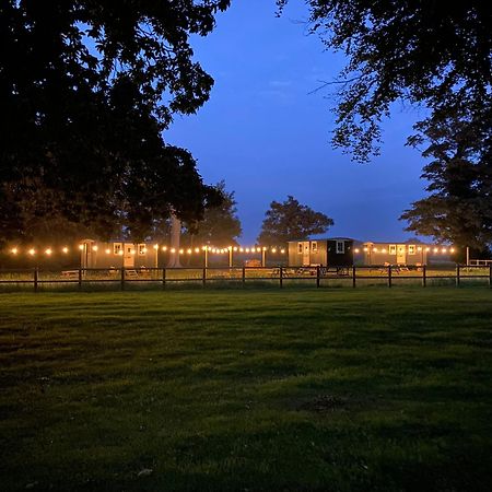 The Shepherds Huts & The Well Lodge At Ormesby Manor Ormesby Saint Michael Exterior foto