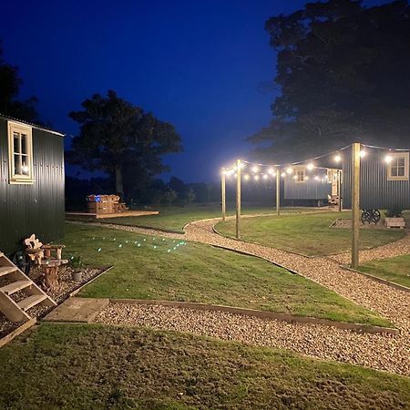 The Shepherds Huts & The Well Lodge At Ormesby Manor Ormesby Saint Michael Exterior foto