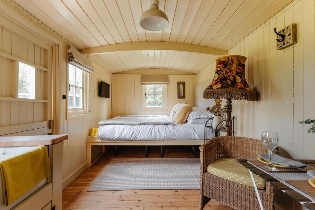 The Shepherds Huts & The Well Lodge At Ormesby Manor Ormesby Saint Michael Exterior foto