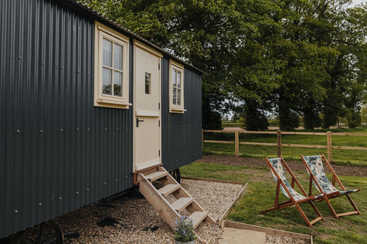 The Shepherds Huts & The Well Lodge At Ormesby Manor Ormesby Saint Michael Exterior foto