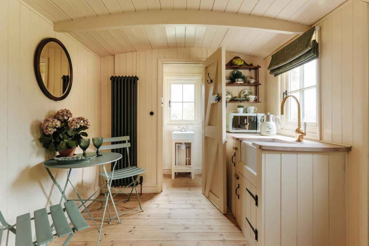 The Shepherds Huts & The Well Lodge At Ormesby Manor Ormesby Saint Michael Exterior foto