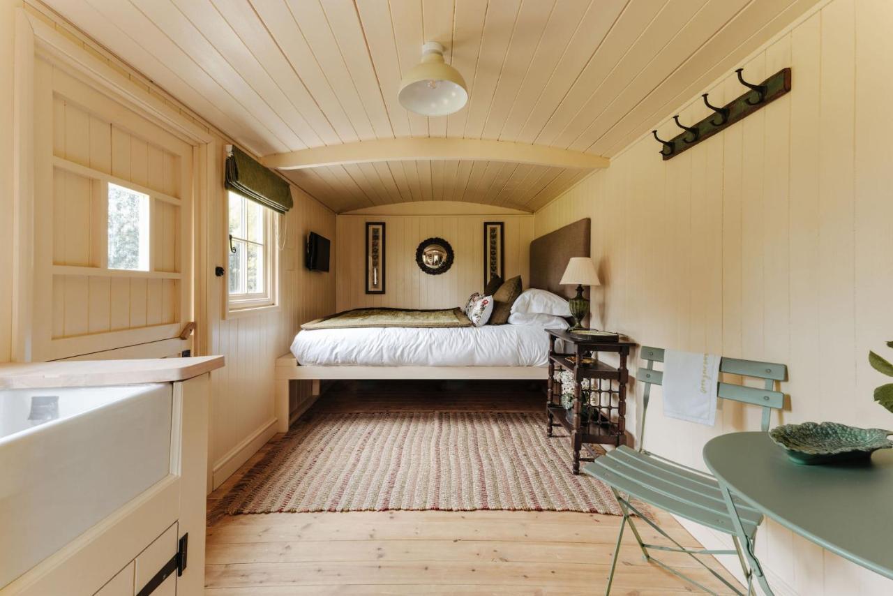 The Shepherds Huts & The Well Lodge At Ormesby Manor Ormesby Saint Michael Exterior foto