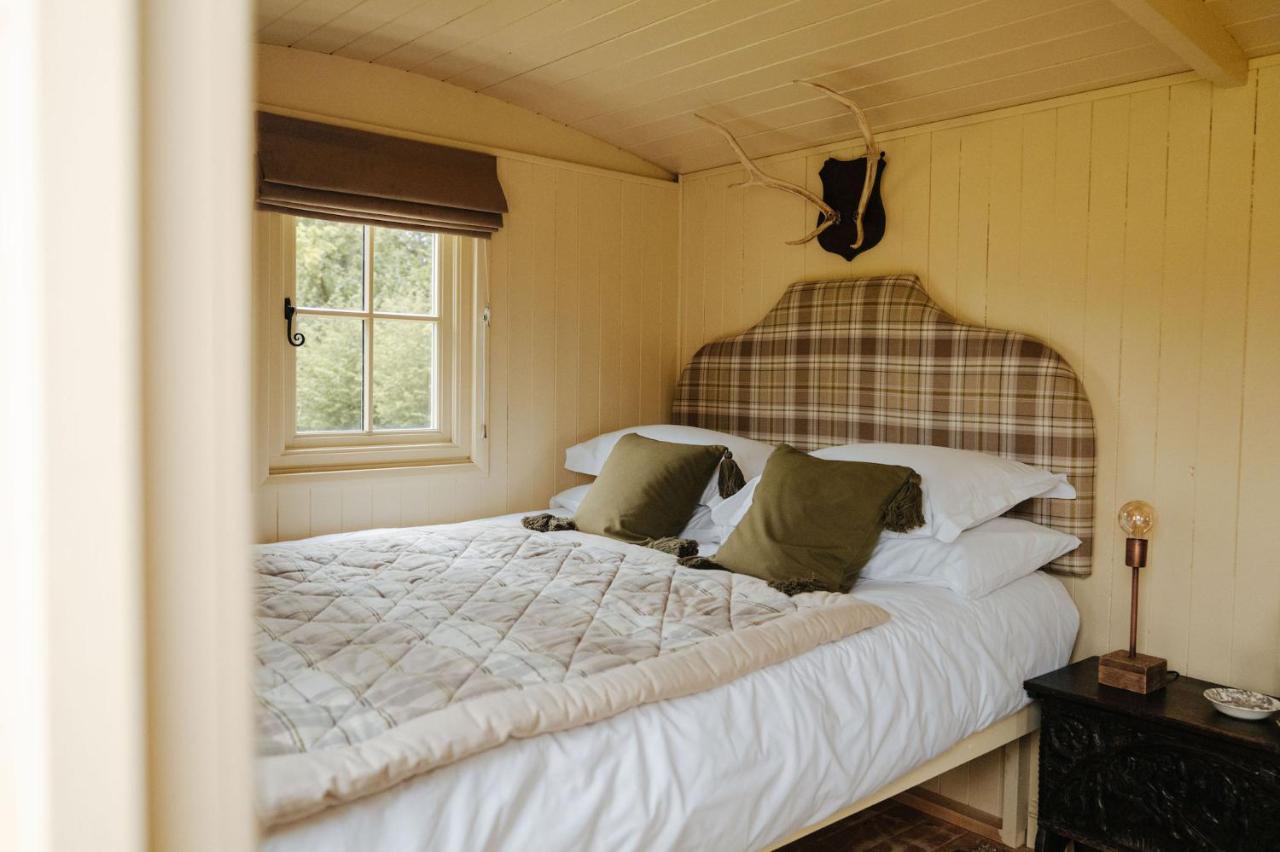 The Shepherds Huts & The Well Lodge At Ormesby Manor Ormesby Saint Michael Exterior foto